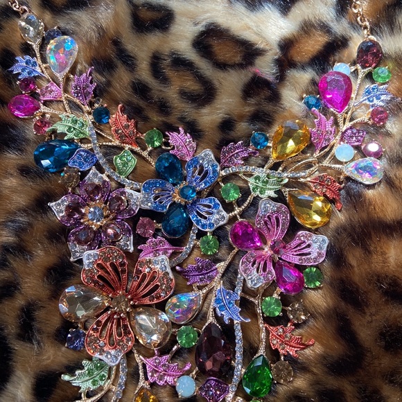 Immaculate Statement Necklace - Picture 3 of 7